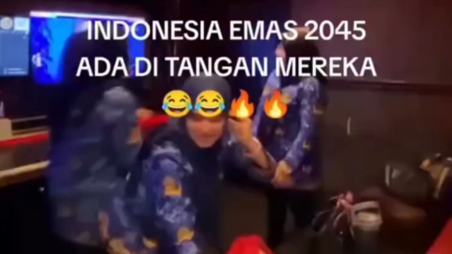 Tangkapan layar perempuan diduga ASN sedang berjoget di sebuah ruang karaoke. [Instagram]
